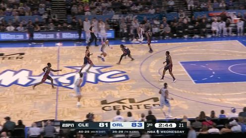 雷霆球迷嘲讽东契奇诈伤 里夫斯场边理论