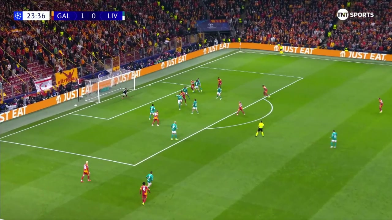 韩镕泽开场即染黄 禁区外手接高空球引争议