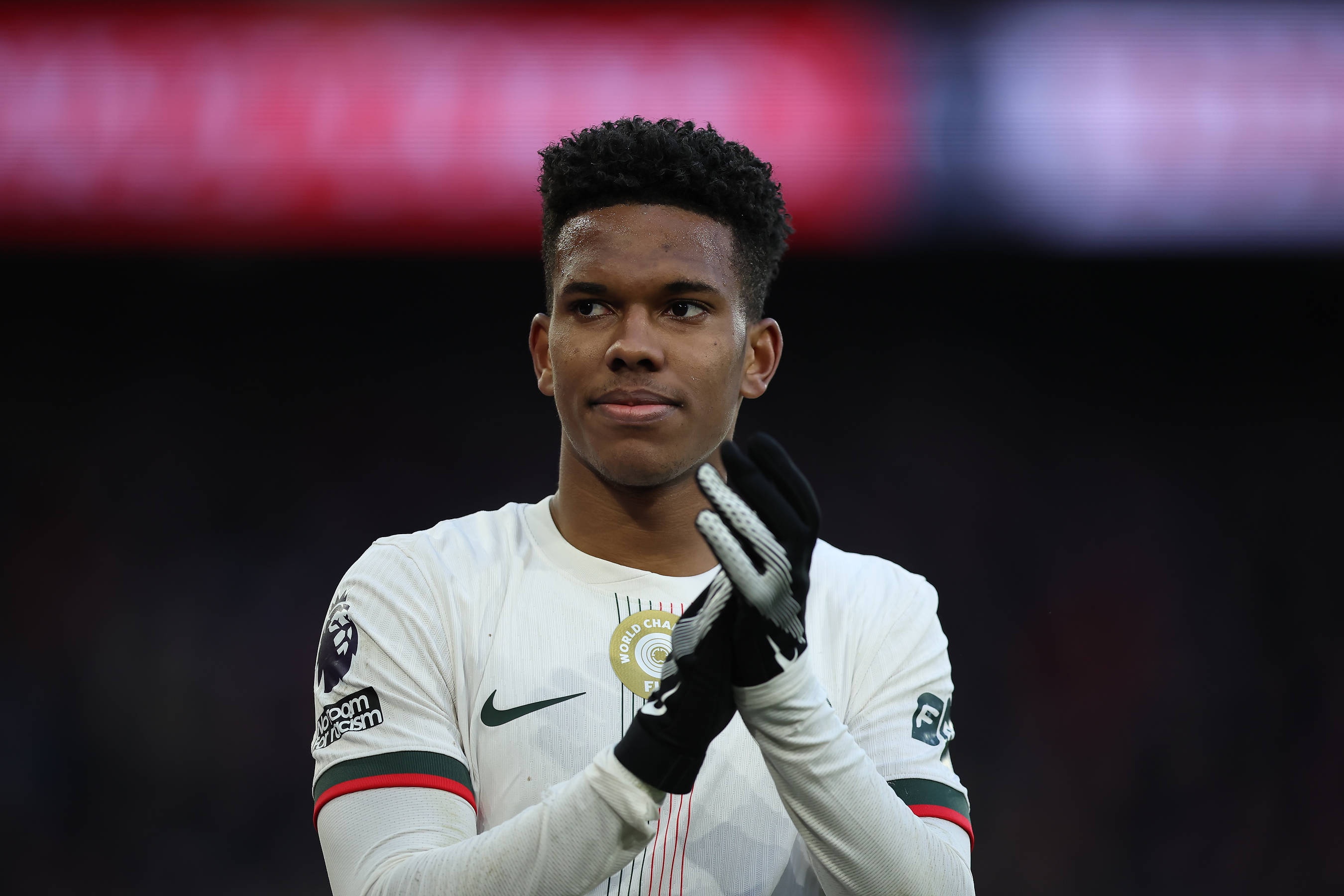 蓝军新援埃斯特旺语言关突破 巴西帮内部互助加速融入 蓝军新援埃斯特旺语言关突破 巴西帮内部互助加速融入