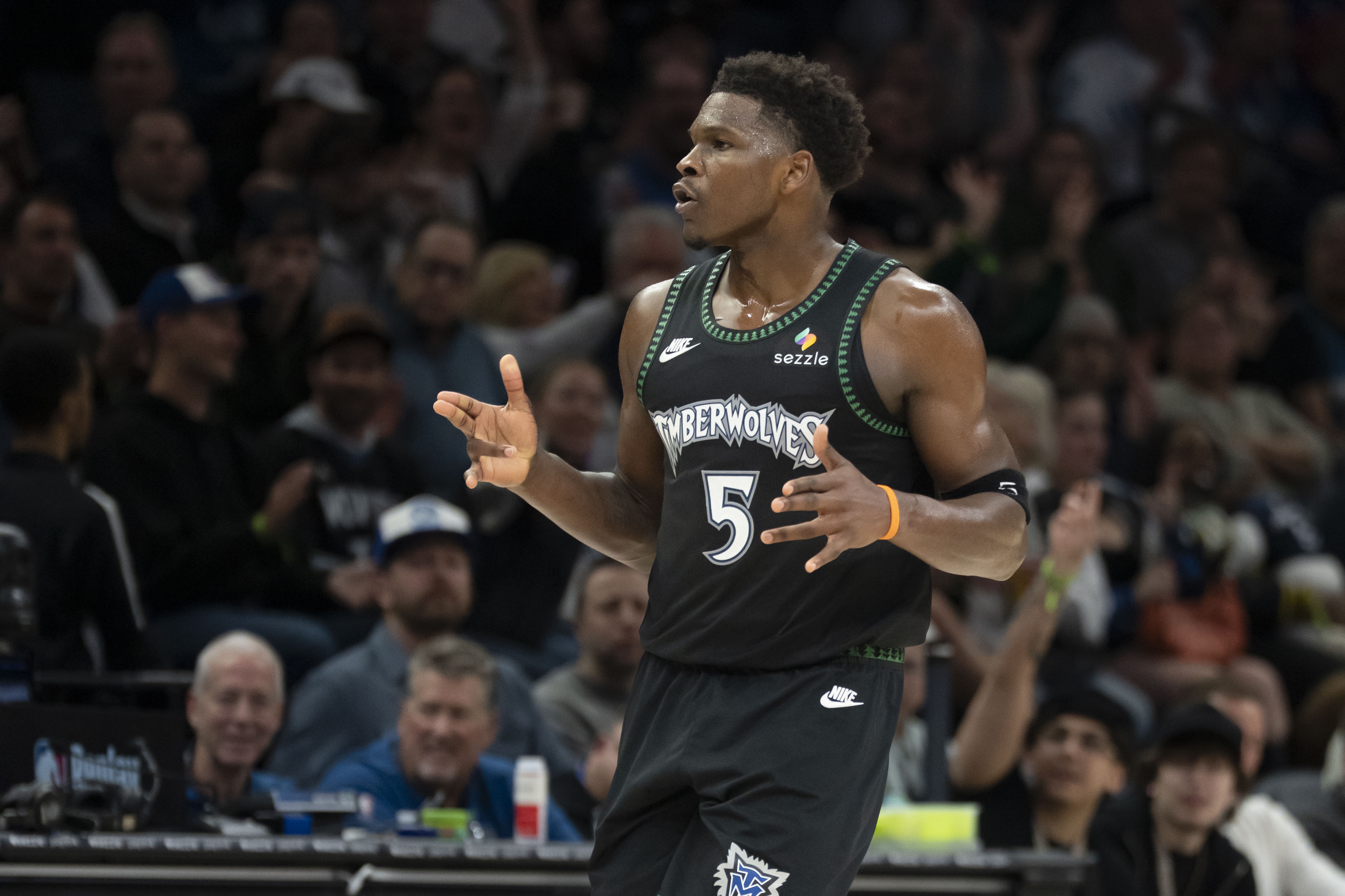 爱德华兹下场战独行侠复出 剩余8场需全勤方达评奖门槛