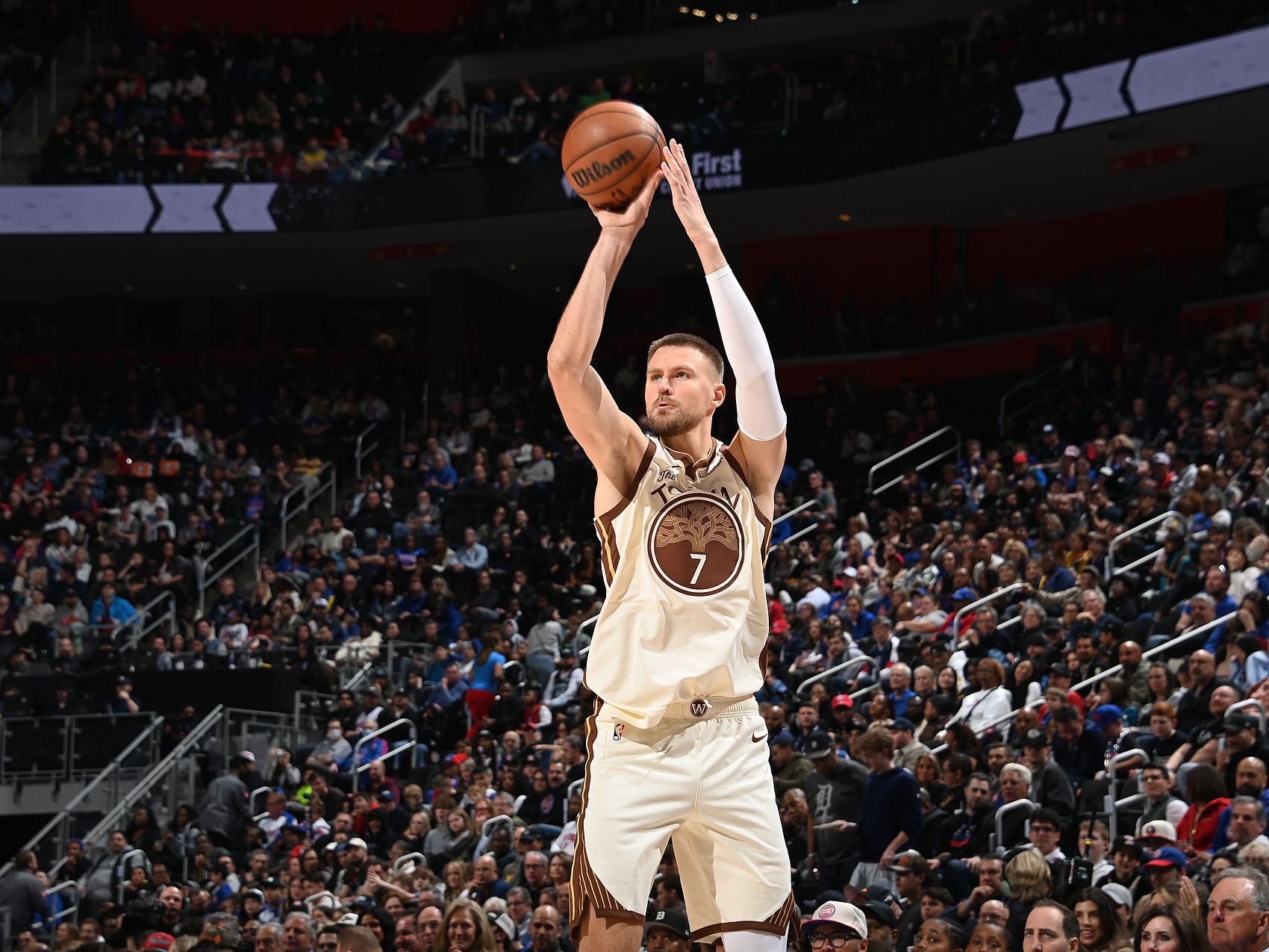 波尔津吉斯半场三分四连击 勇士半场领先掘金