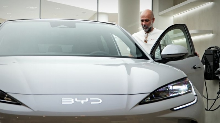 瓜迪奥拉巴塞罗那提车 中国品牌纯电座驾