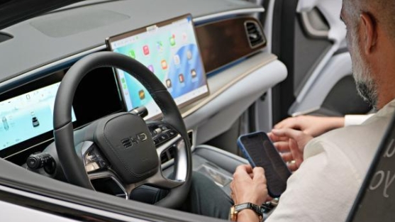 瓜迪奥拉巴塞罗那提车 中国品牌纯电座驾