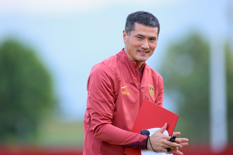 国足战喀麦隆变阵541 胡荷韬吾米提江进入主力框架