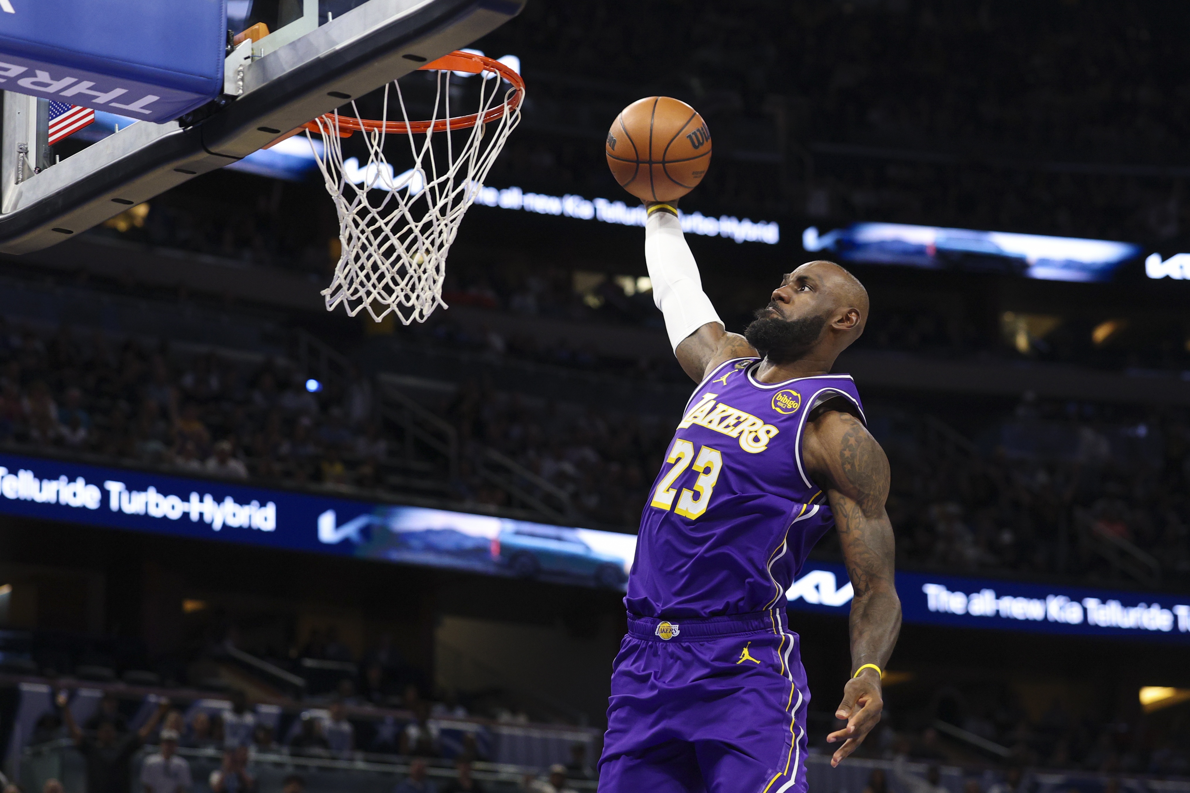 詹姆斯近14战12胜 高效准三双率队轻取奇才