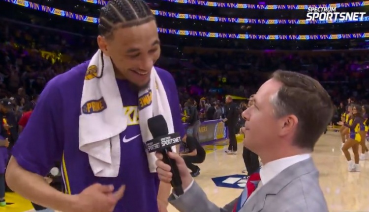 海斯三分命中率100%回应记者调侃 高效19分助湖人取胜 海斯三分命中率100%回应记者调侃 高效19分助湖人取胜