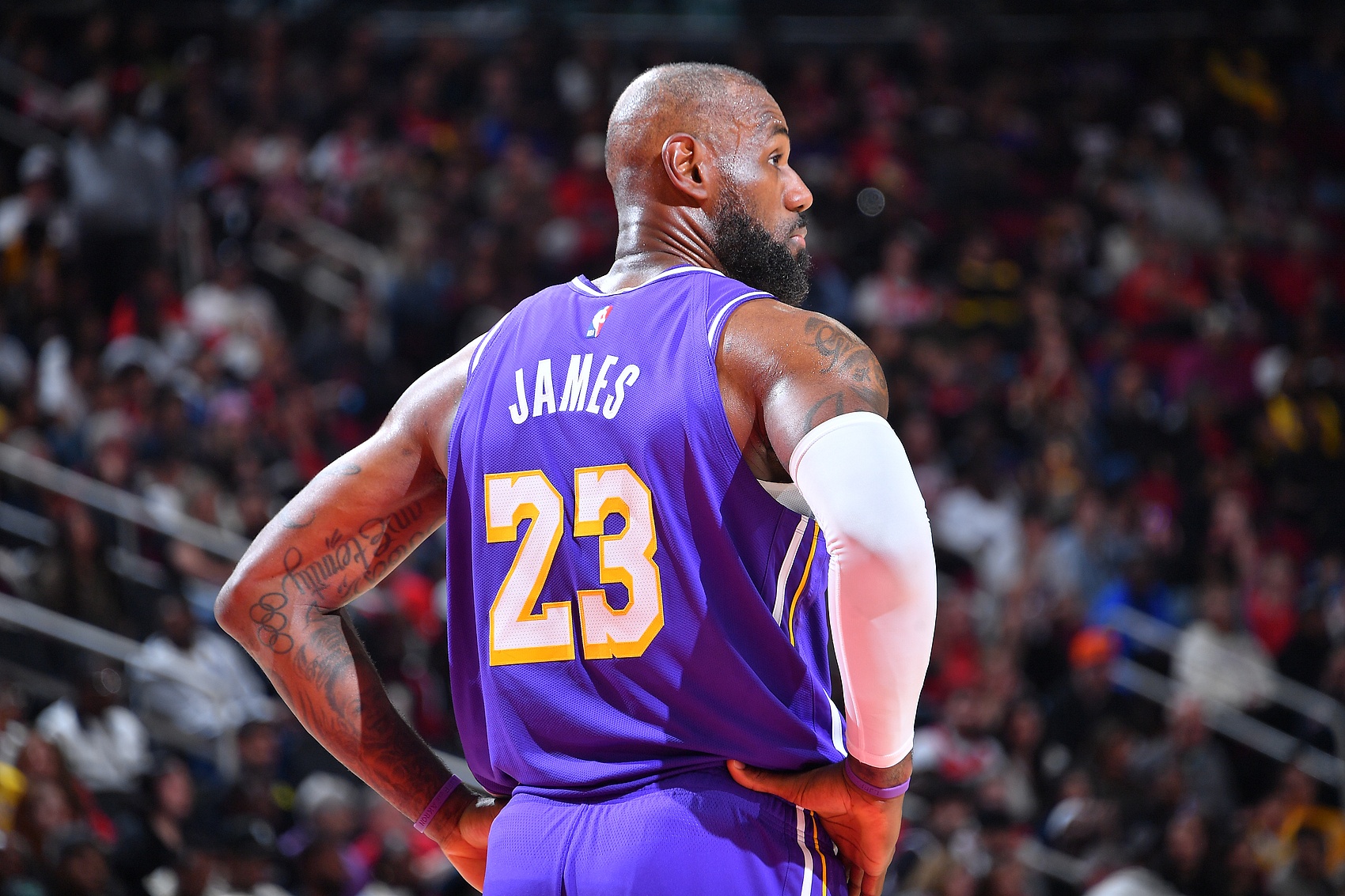 湖人休赛期引援策略曝光 詹姆斯续约面临降薪抉择 湖人休赛期引援策略曝光 詹姆斯续约面临降薪抉择