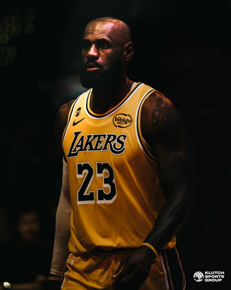 詹姆斯社媒发布赛场父子同框照