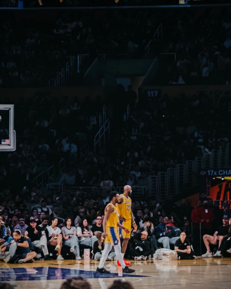 詹姆斯社媒发布赛场父子同框照