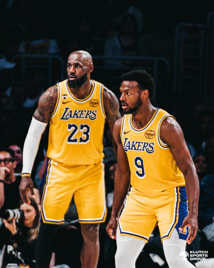 詹姆斯社媒发布赛场父子同框照