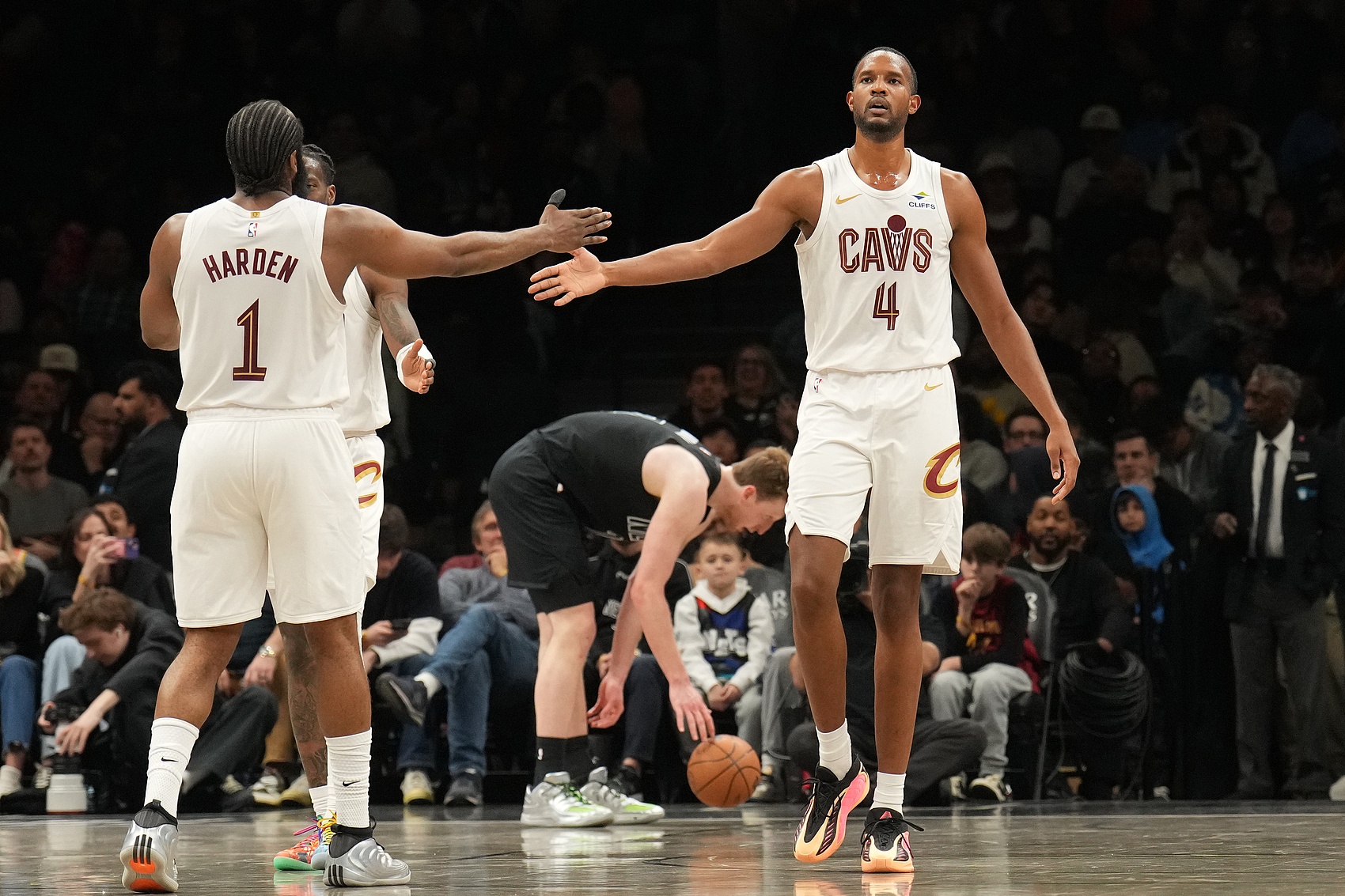 莫布里28分钟34+17统治内线 阿特金森点出哈登战术大师作用