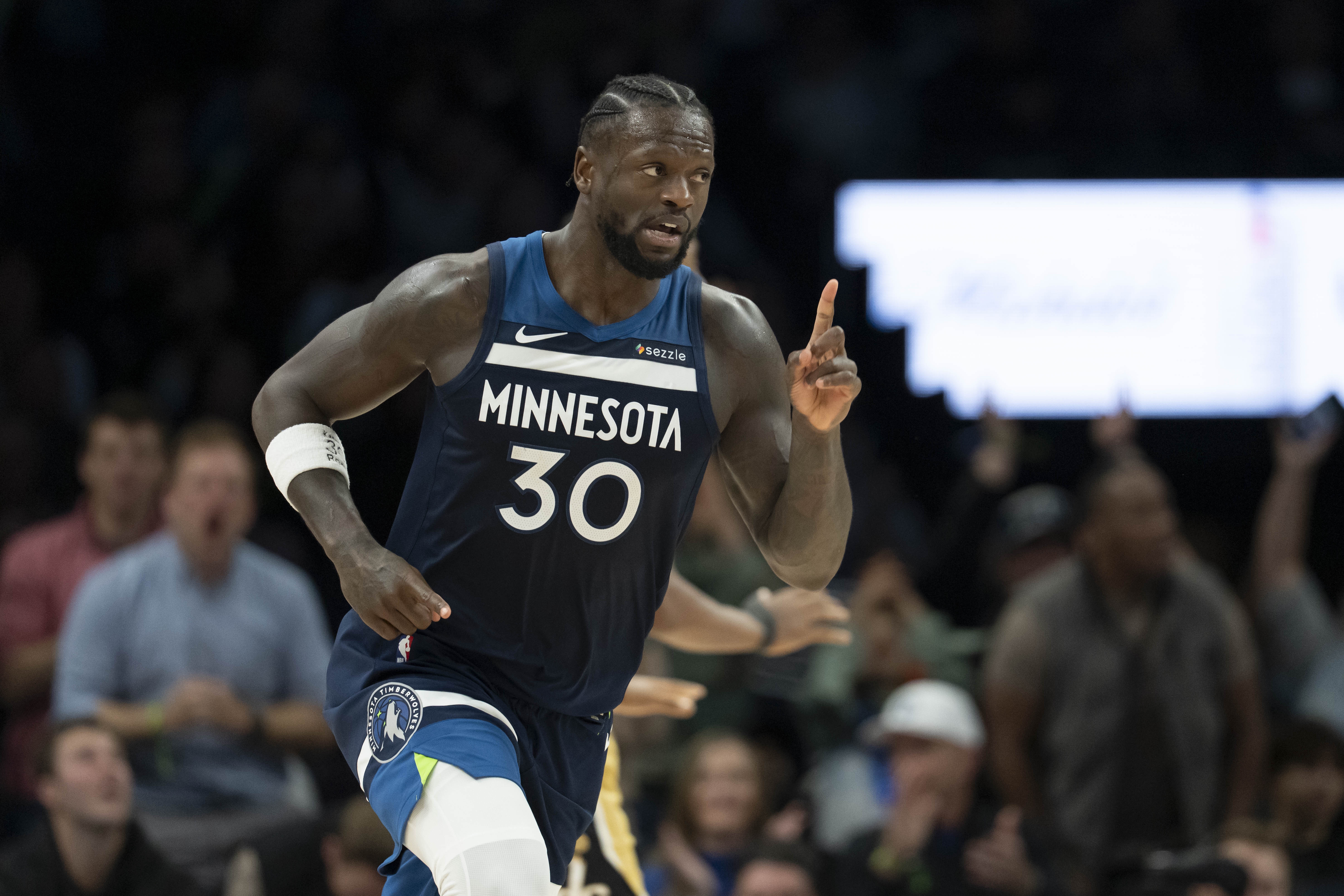 兰德尔高效24分零失误 森林狼30分优势击溃独行侠