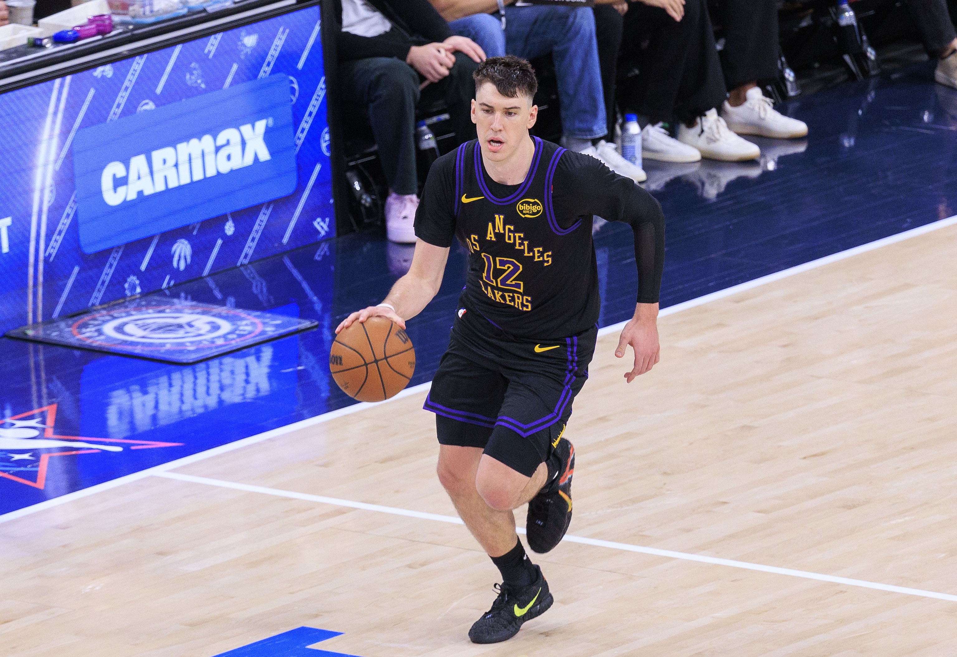 拉拉维亚半场高效输出 攻防两端压制骑士内线