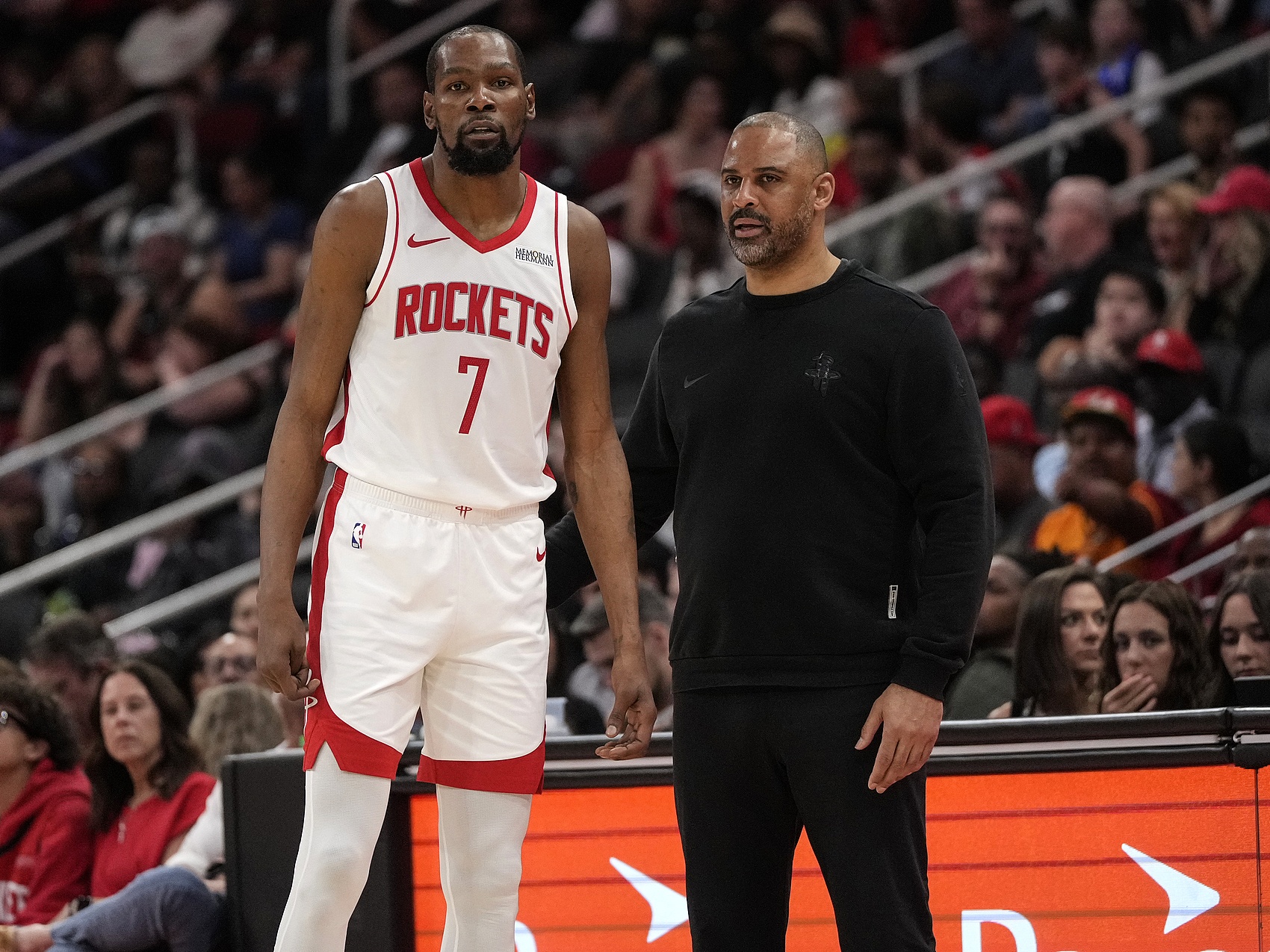 火箭35助攻拆解尼克斯 伊森回暖激活体系 季后赛模式提前开启