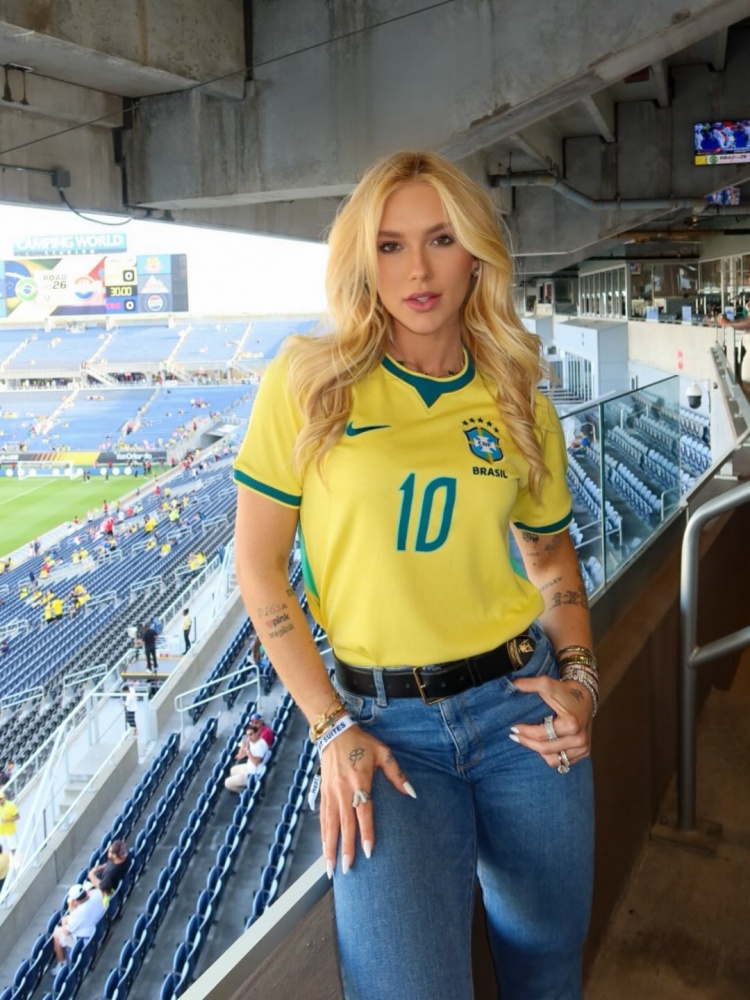 维尼修斯女友携三子现场观战 巴西3比1胜克罗地亚