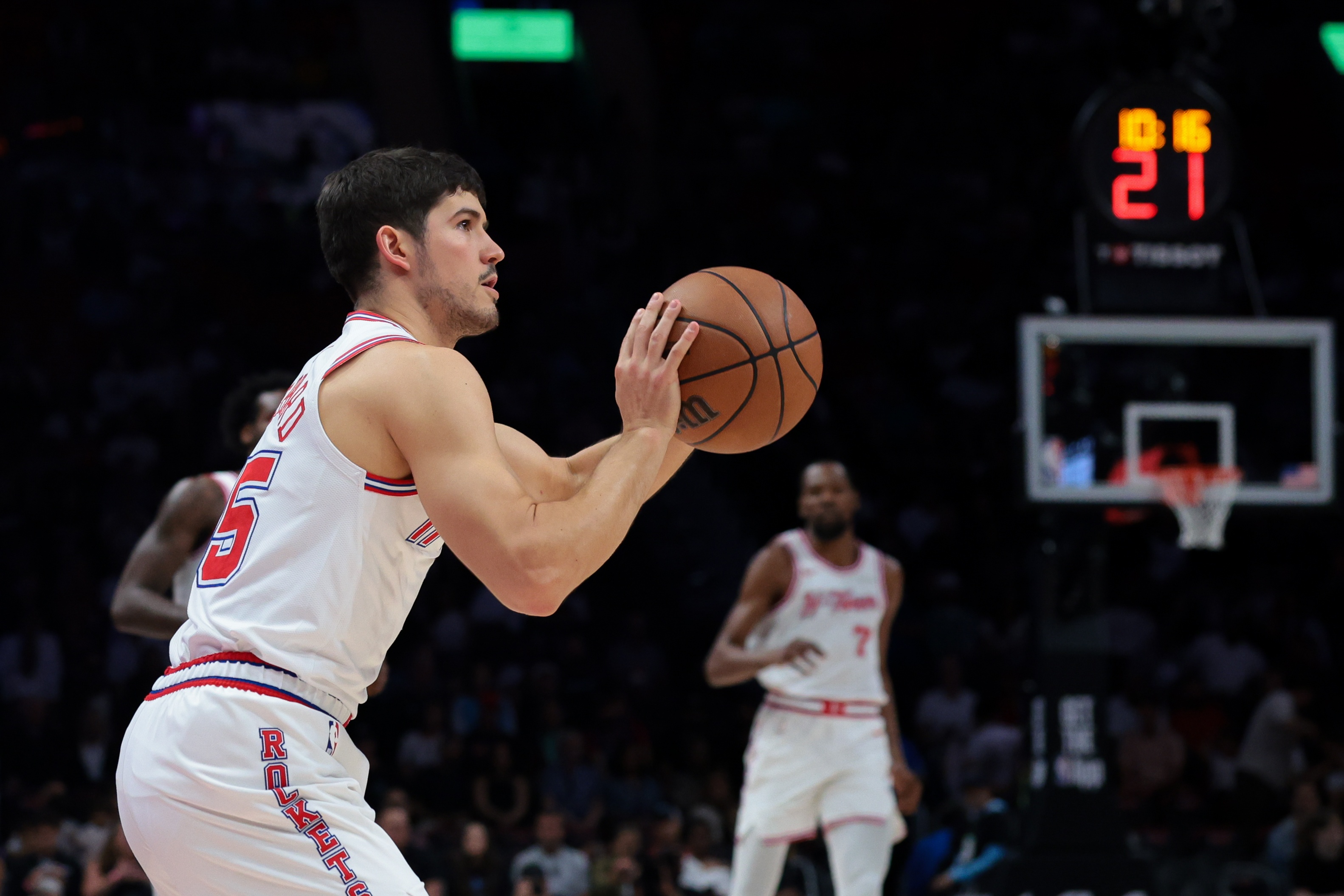 谢泼德三分14中9轰27分 火箭末节顶住雄鹿反扑取四连胜