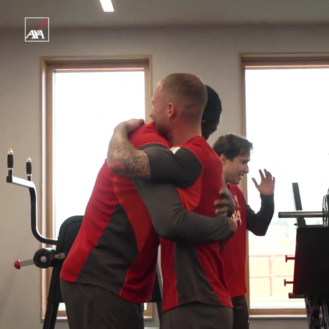 麦卡利斯特寸头造型现身训练 自曝因脱发主动剃光