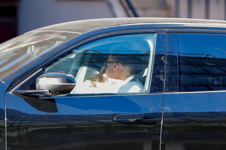 姆巴佩马德里私生活曝光 新获驾照驾车携绯闻女友出行