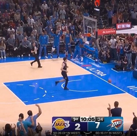 里夫斯连续致命失误 多特连取5分打停湖人