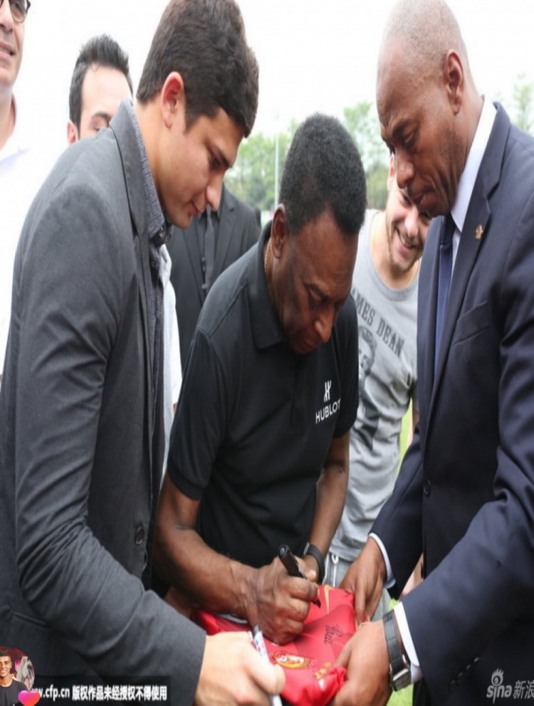 艾克森社媒追忆2013亚冠 晒与里皮孔卡夺冠旧照