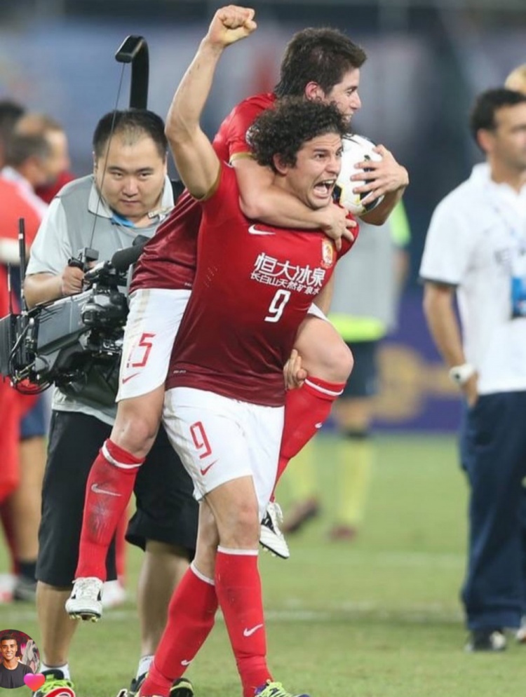 艾克森社媒追忆2013亚冠 晒与里皮孔卡夺冠旧照