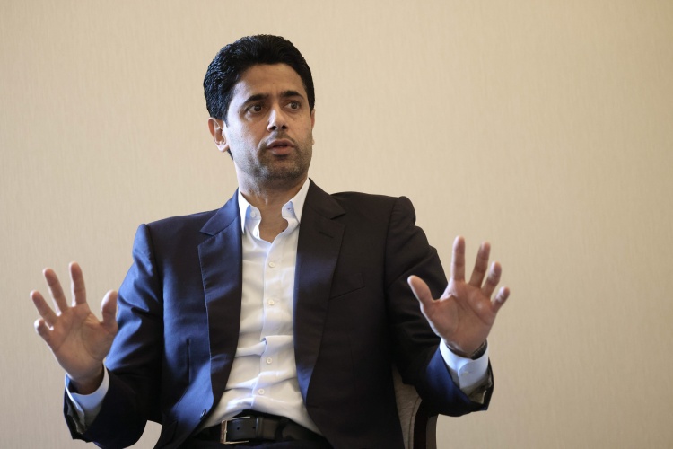 巴黎市长现身王子公园观战 获赠全队签名球衣 球场僵局现转机