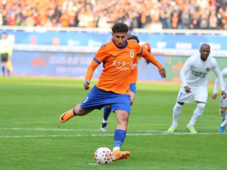 泰山锋线折损克雷桑左膝半月板韧带损伤缺阵