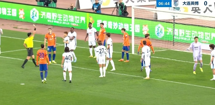 毛伟杰角球防守染黄引争议 大连英博教练组激烈抗议