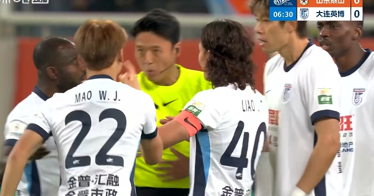 毛伟杰角球防守染黄引争议 大连英博教练组激烈抗议