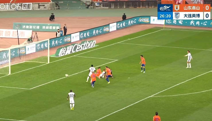泰山主场遭英博反击 王大雷出击失误致失球