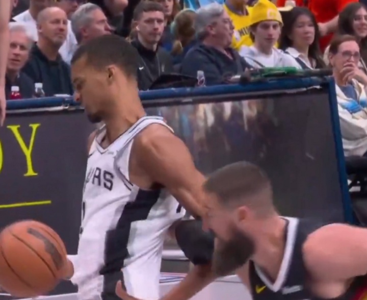 文班亚马踮脚站帽瓦兰丘纳斯 反抢犯规引发冲突