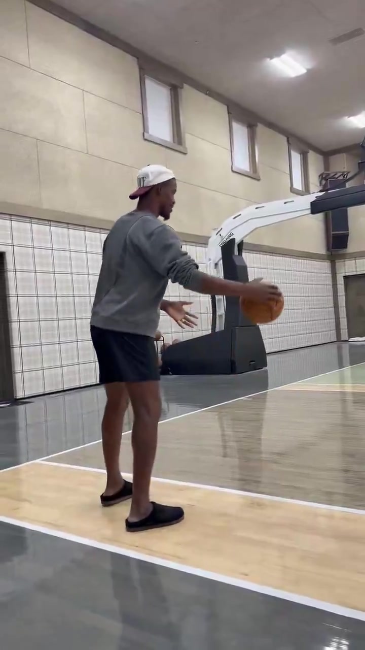 巴特勒术后不足三月恢复投篮 右膝承重仍受限 巴特勒术后不足三月恢复投篮 右膝承重仍受限