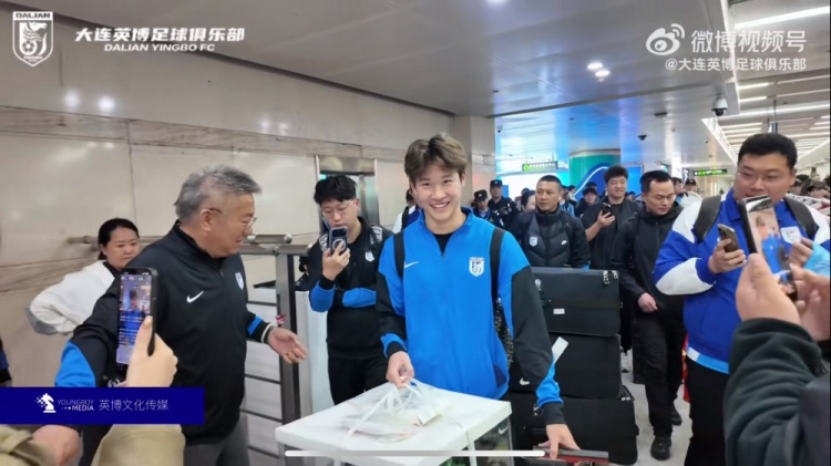 客胜泰山后返连 19岁生日当天杨铭锐获球迷机场赠蛋糕