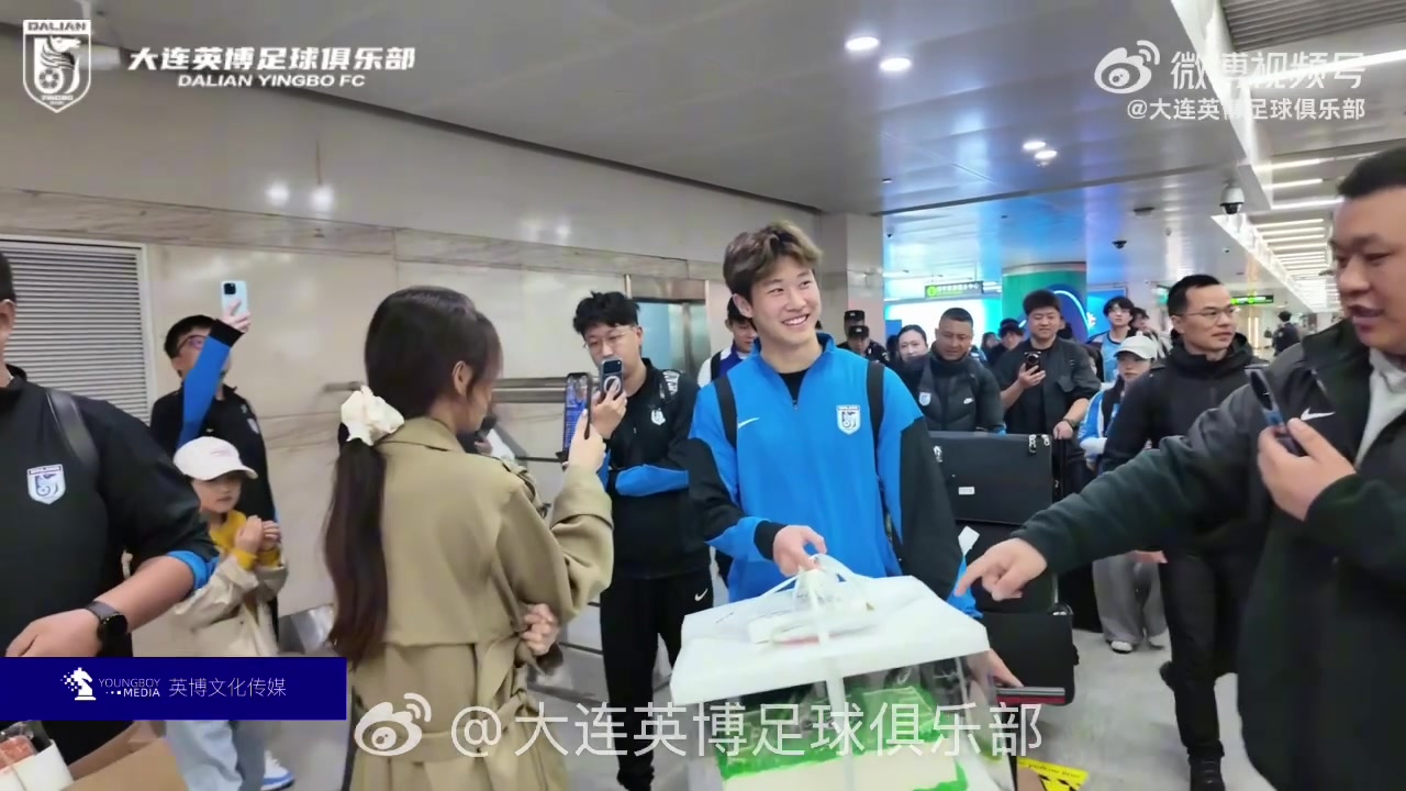 客胜泰山后返连 19岁生日当天杨铭锐获球迷机场赠蛋糕