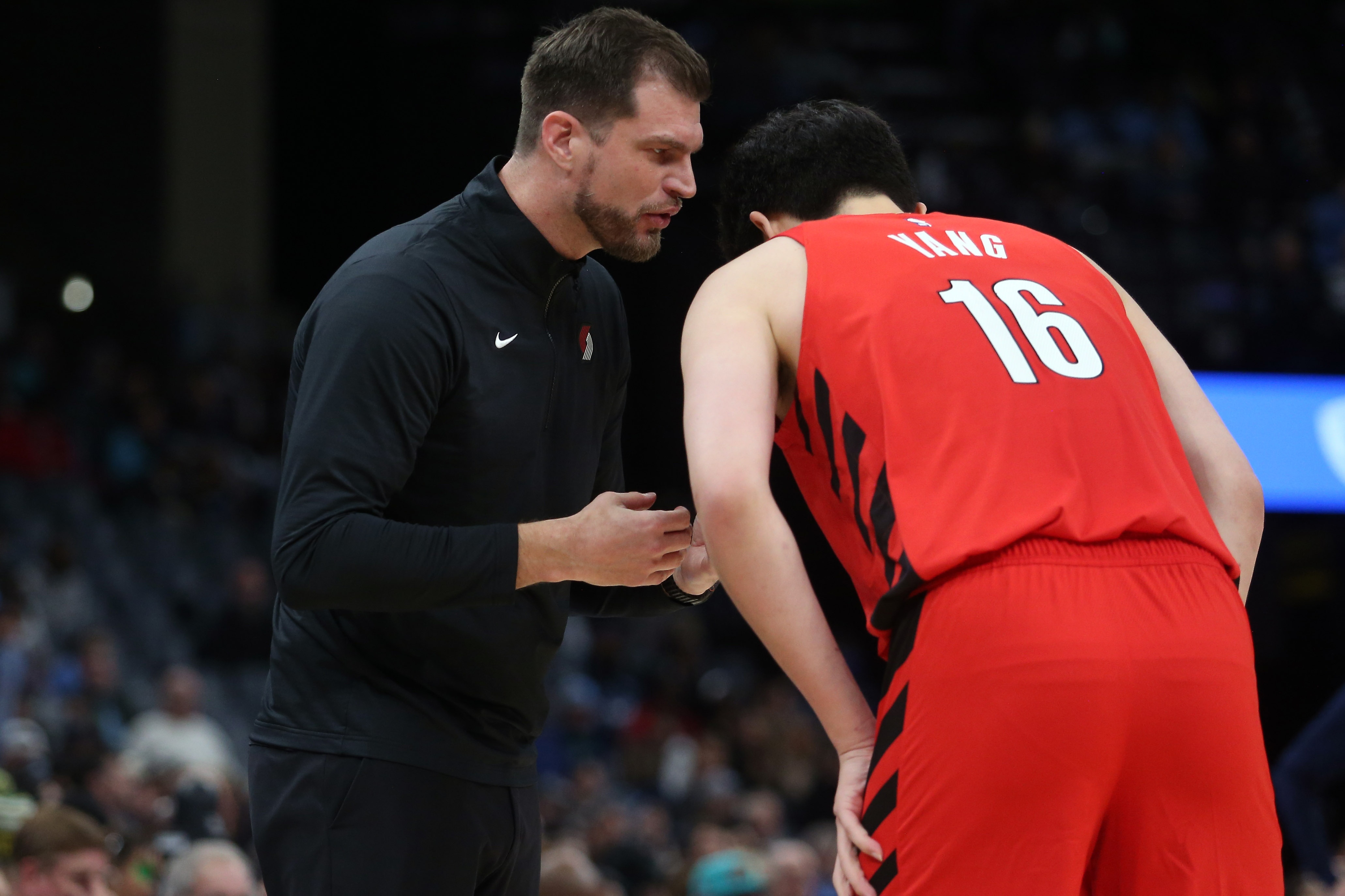 开拓者内部对杨瀚森表现不满 关键时段宁用五小阵容