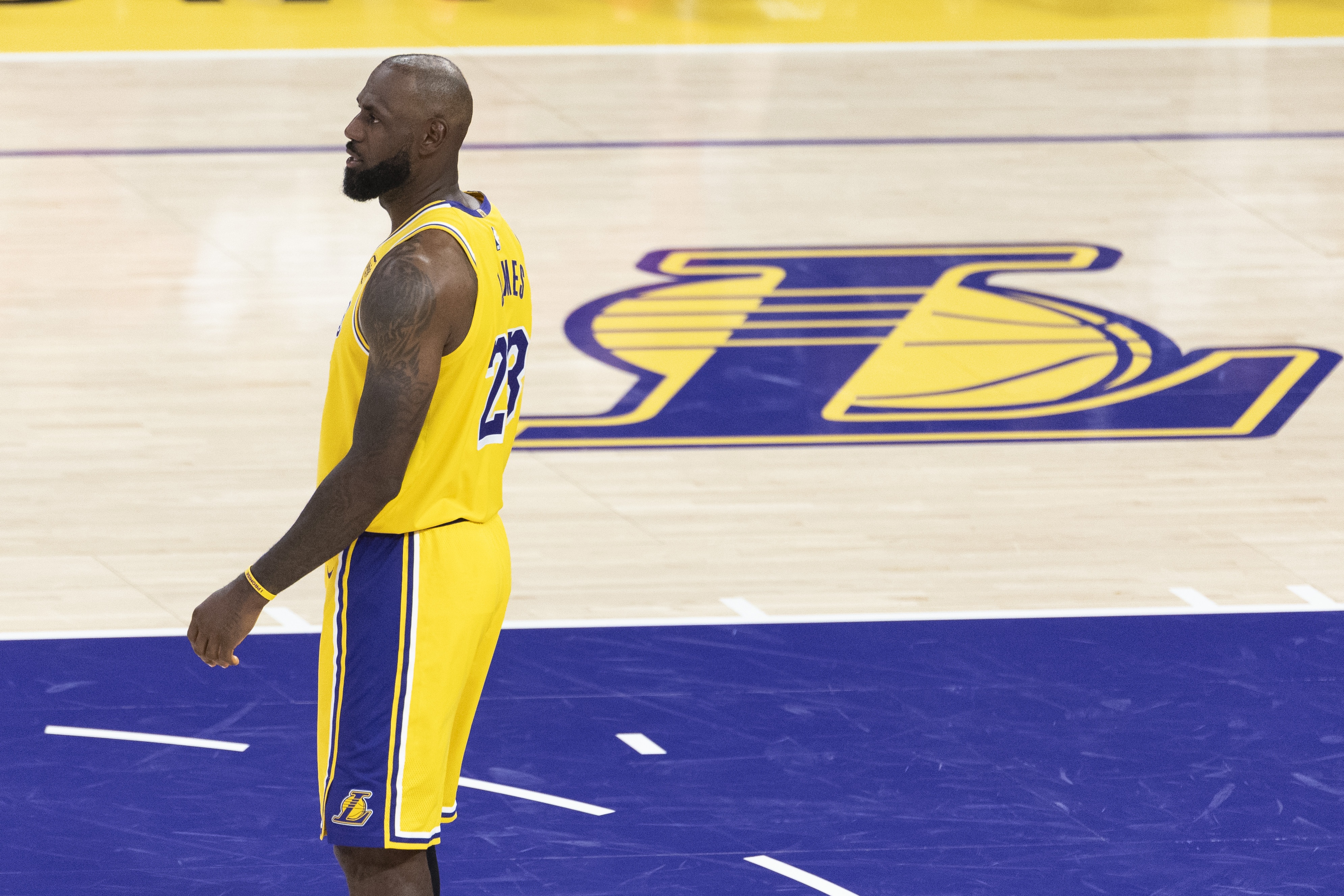 湖人变阵：肯纳德拉拉维亚入替首发 詹姆斯搭档艾顿