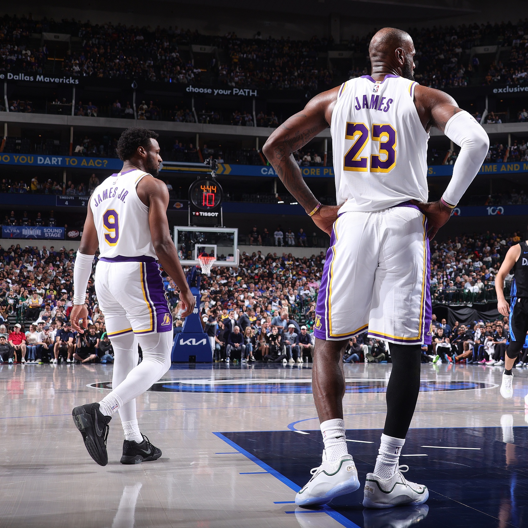 詹姆斯空砍准三双 湖人进攻高效难掩防守崩盘