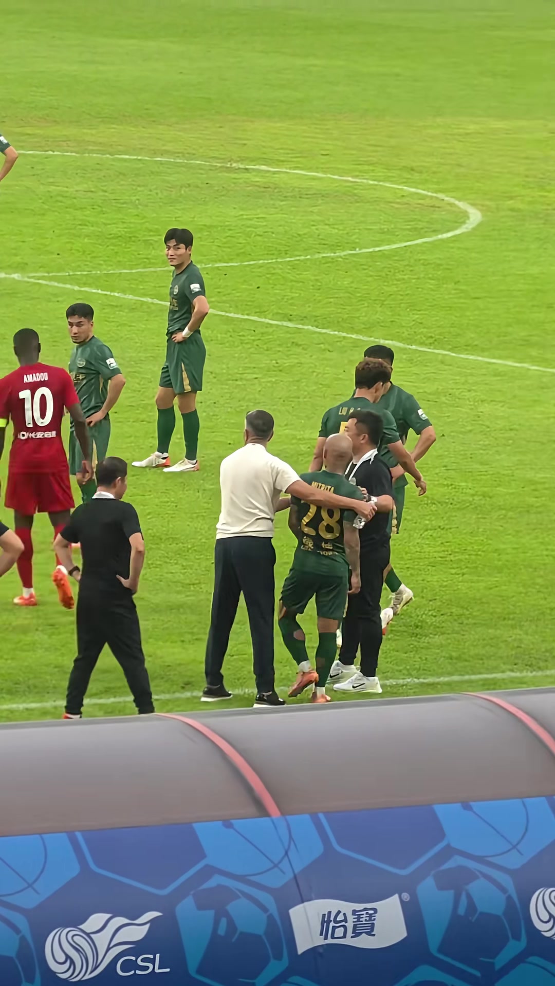 米特里策染红失控 离场怒踹场边水桶