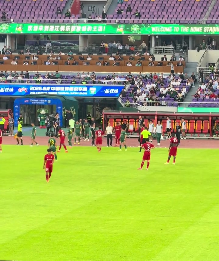 米特里策染红失控 离场怒踹场边水桶