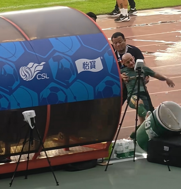 米特里策染红后怒踹赞助商水桶 中超赛场破坏公物早有先例 米特里策染红后怒踹赞助商水桶 中超赛场破坏公物早有先例