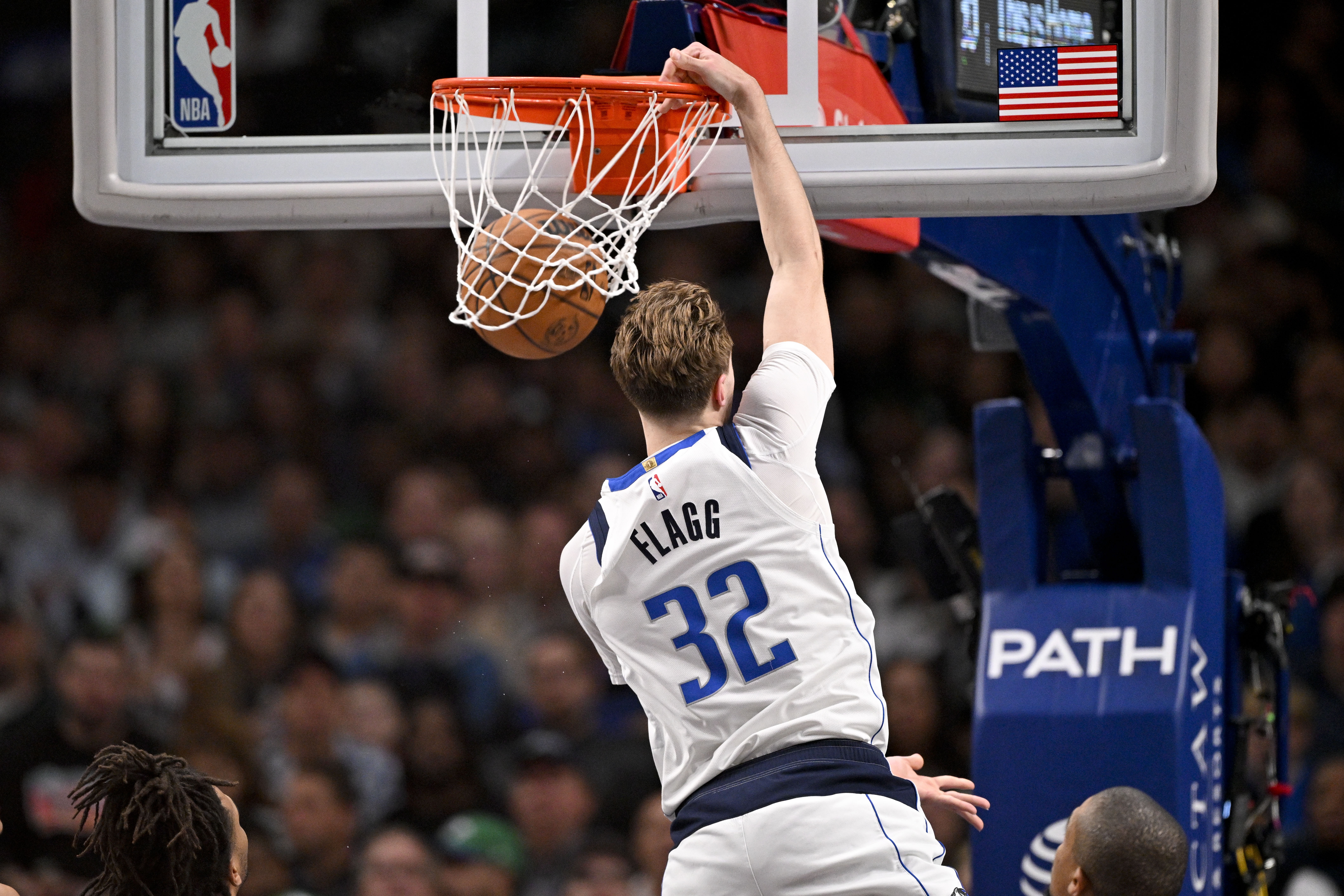 弗拉格45+8+9创最年轻纪录 独行侠主场力克湖人 弗拉格45+8+9创最年轻纪录 独行侠主场力克湖人