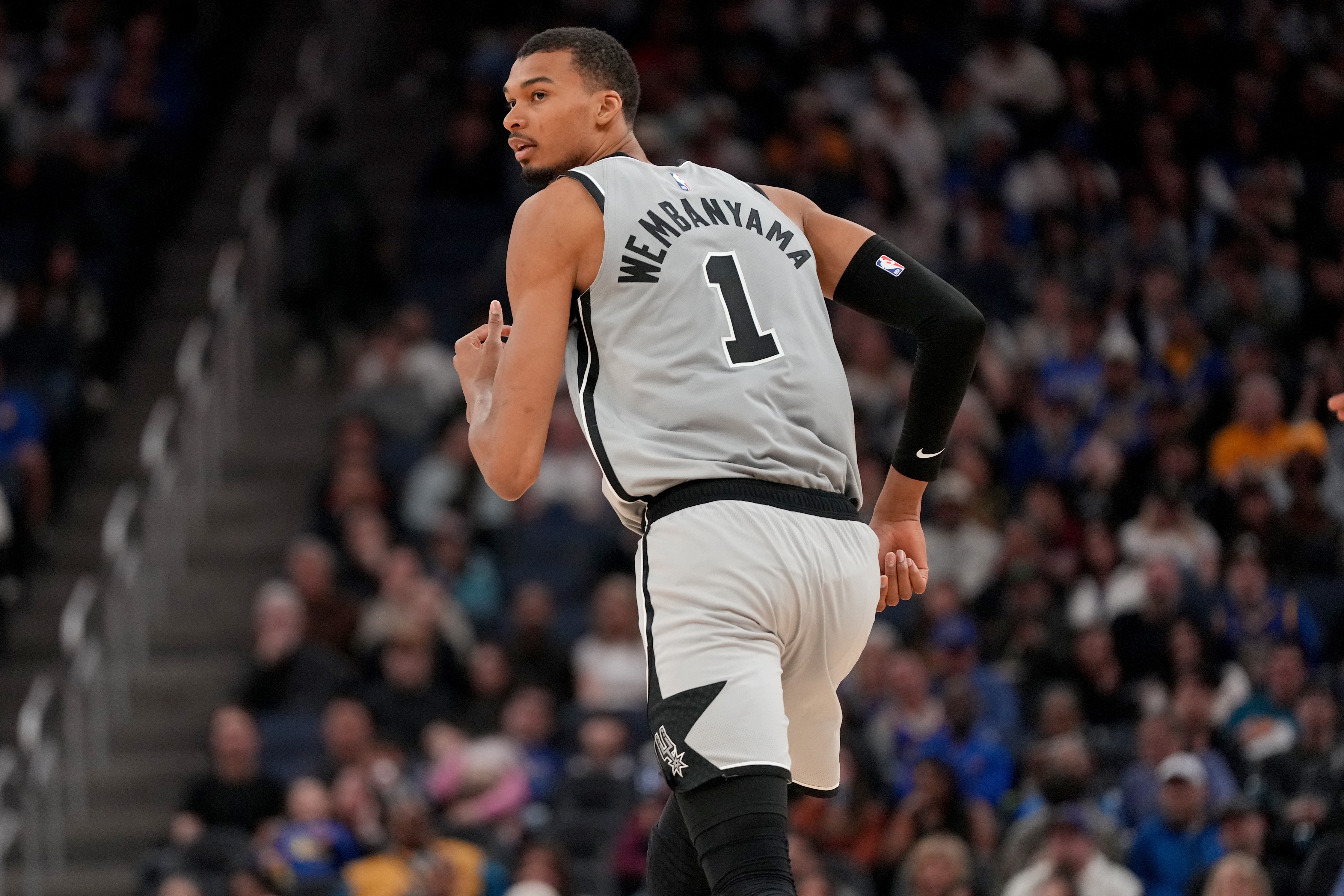 文班亚马首节9分3板2帽 马刺领先76人1分