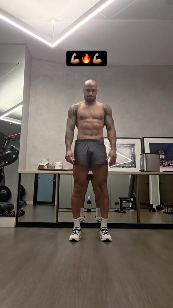 亨利48岁保持高强度训练 体脂率低肌肉线条分明