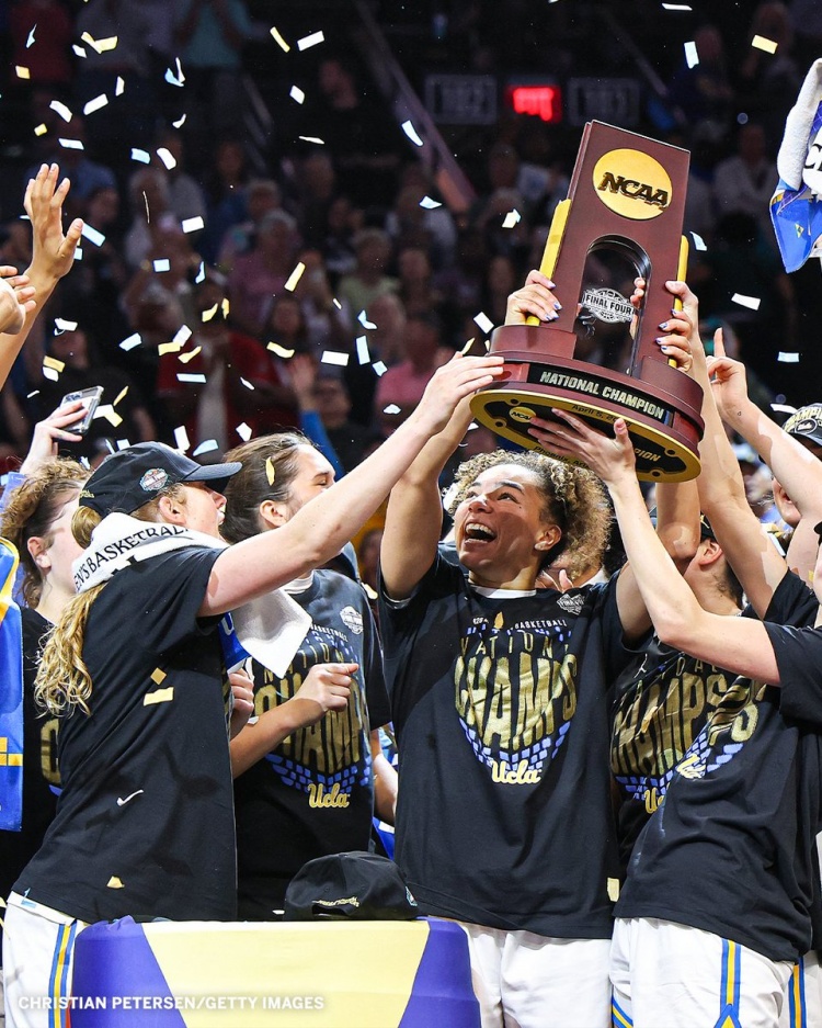 UCLA女篮携NCAA冠军奖杯造访Crypto.com球馆 湖人赛前举办致敬仪式