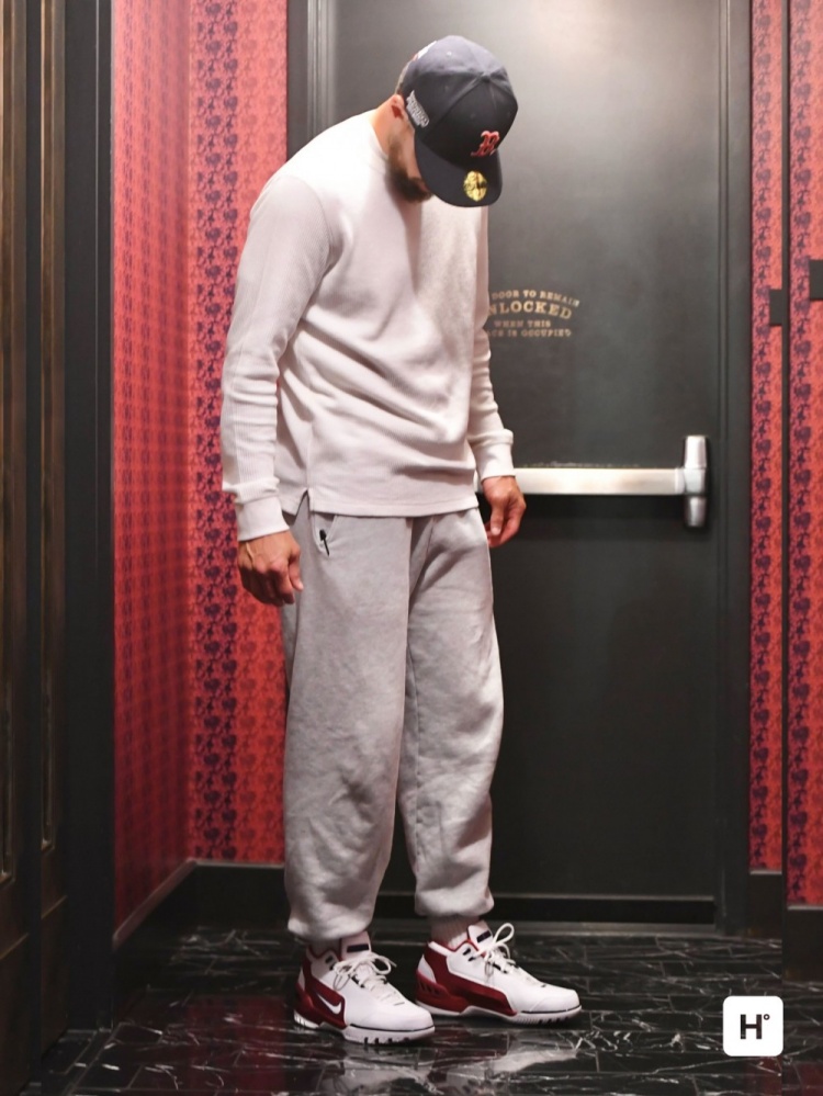 库里未登场却成焦点 赛前上脚詹姆斯生涯首战配色战靴