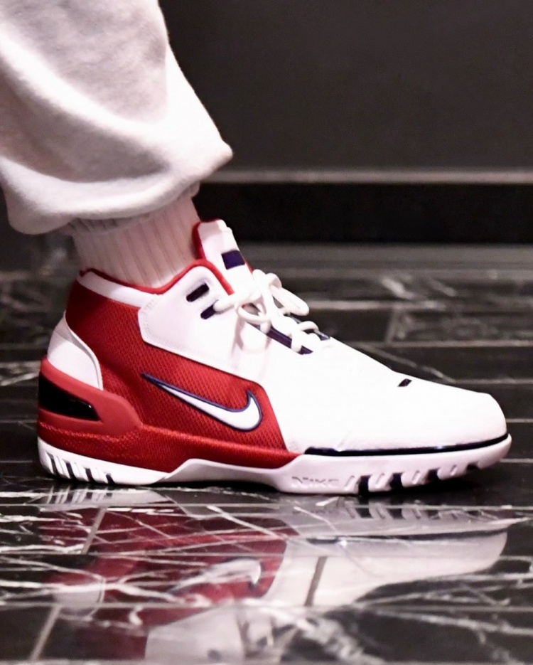 库里未登场却成焦点 赛前上脚詹姆斯生涯首战配色战靴