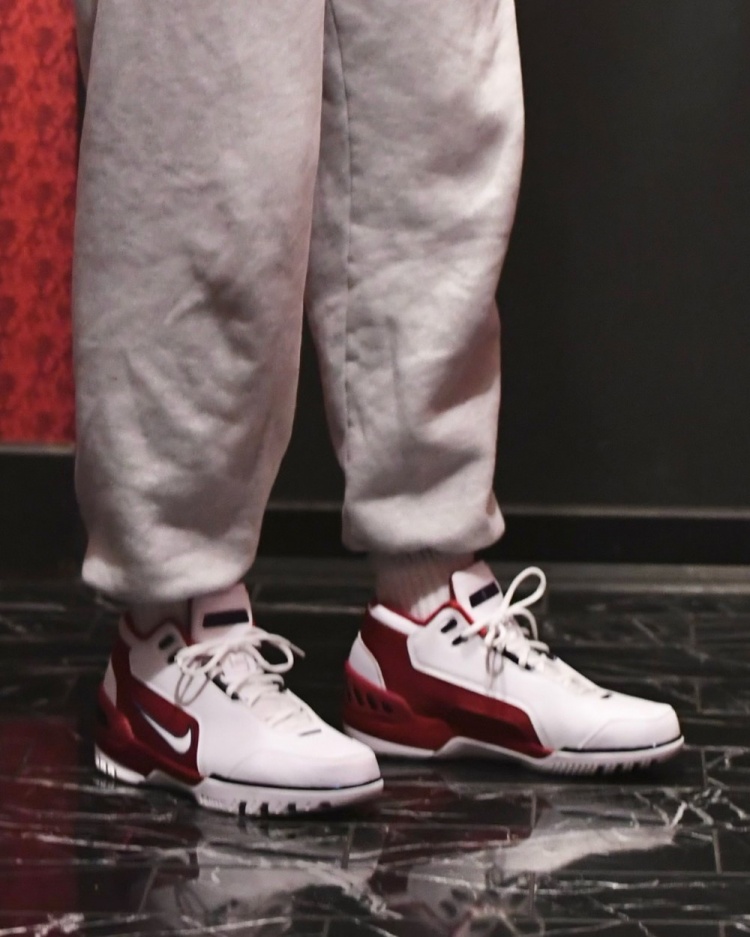 库里未登场却成焦点 赛前上脚詹姆斯生涯首战配色战靴