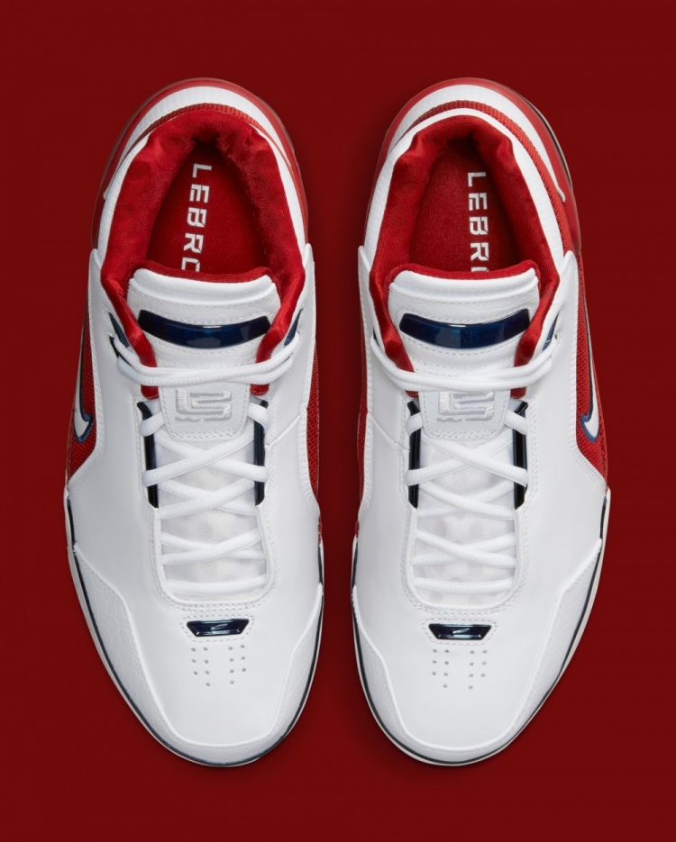 库里未登场却成焦点 赛前上脚詹姆斯生涯首战配色战靴