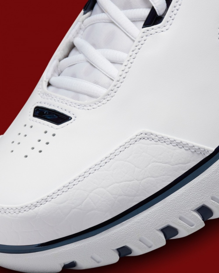 库里未登场却成焦点 赛前上脚詹姆斯生涯首战配色战靴