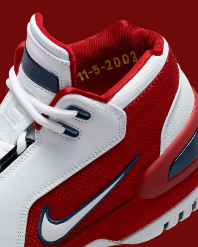 库里未登场却成焦点 赛前上脚詹姆斯生涯首战配色战靴